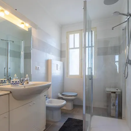 Rooftop One Bedroom Near Train Station In Menton
